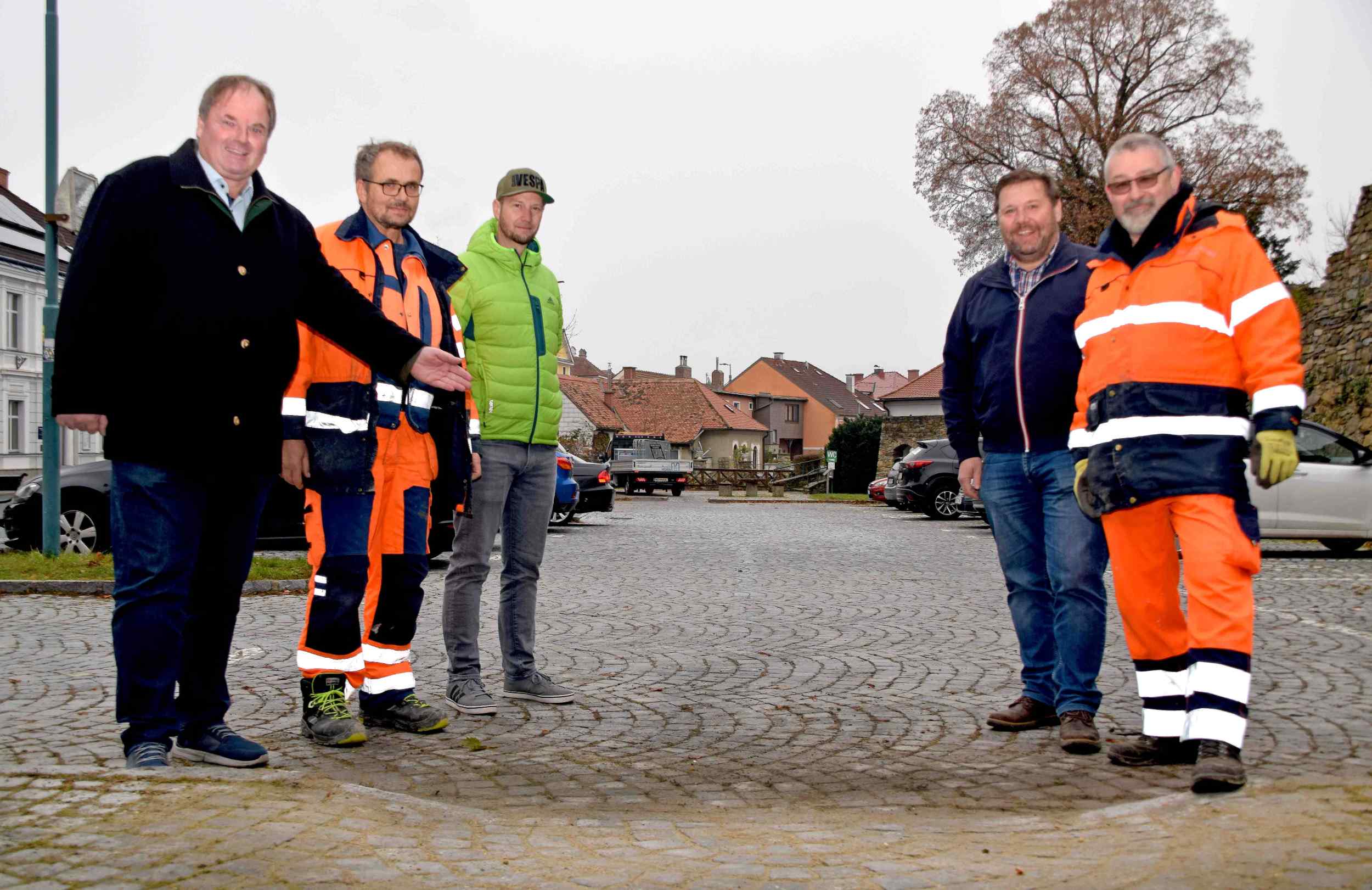 Verkehrsstadtrat Manfred Daniel, Roland Schröder, Sachbearbeiter Mario Don, Wirtschaftshofleiter Johannes Strommer und Gerold Singer vor der neuen Rampe. Foto: Gabriele Hohenegger